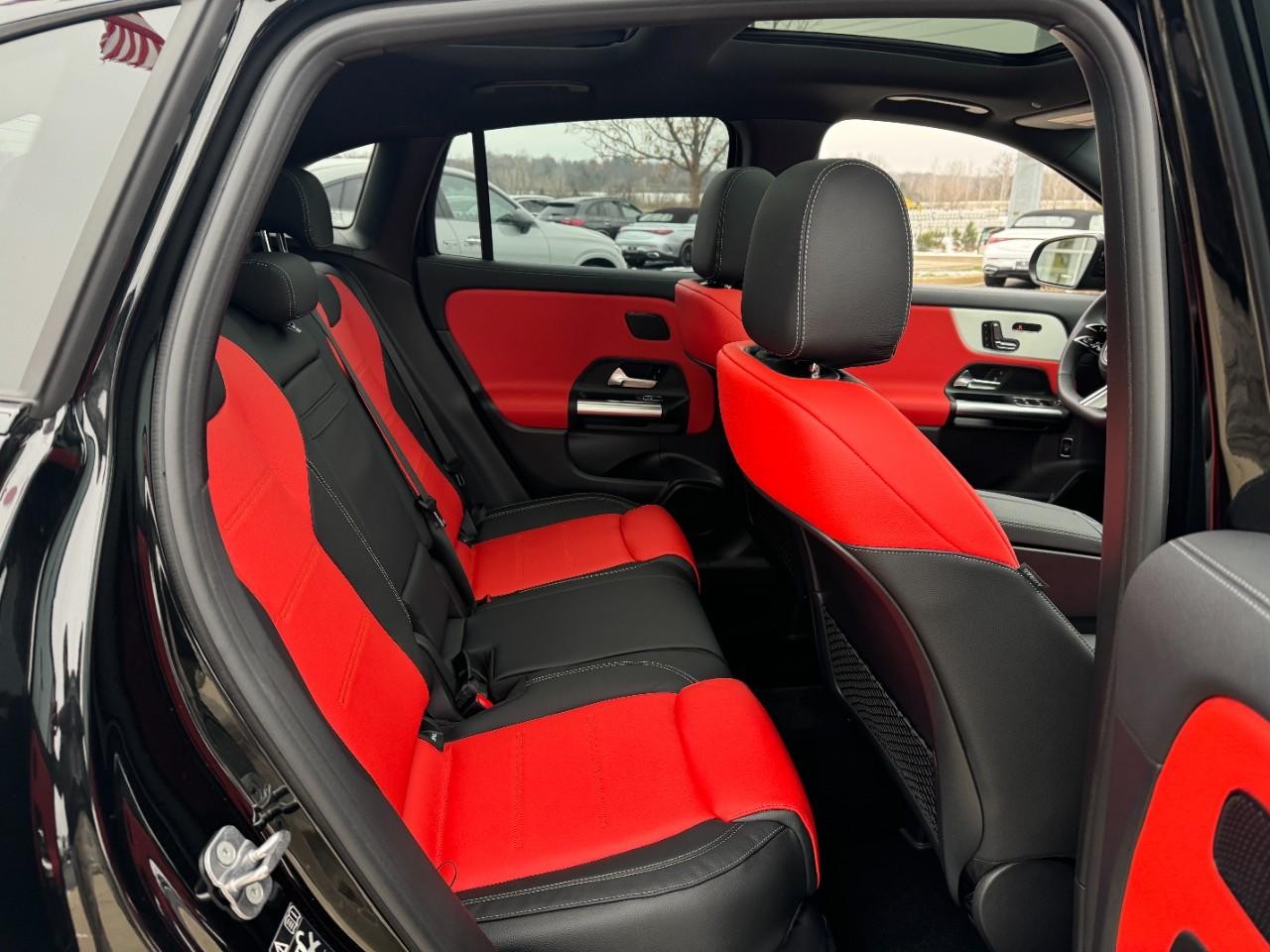 Mercedes-Benz GLA Vehicle Full-screen Gallery Image 10