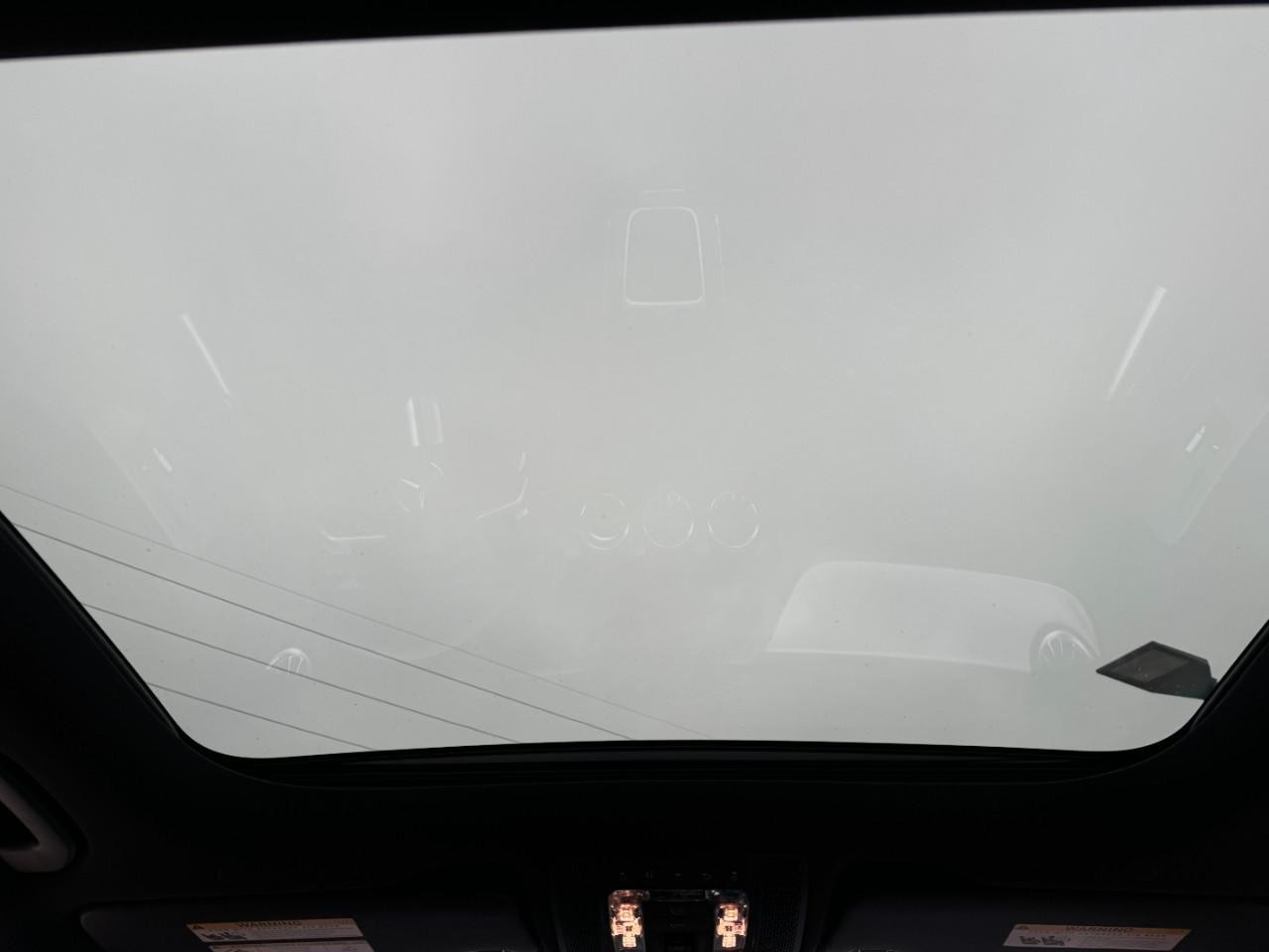 Mercedes-Benz GLA Vehicle Full-screen Gallery Image 11