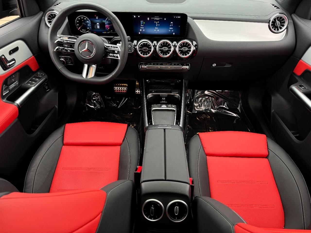 Mercedes-Benz GLA Vehicle Full-screen Gallery Image 12
