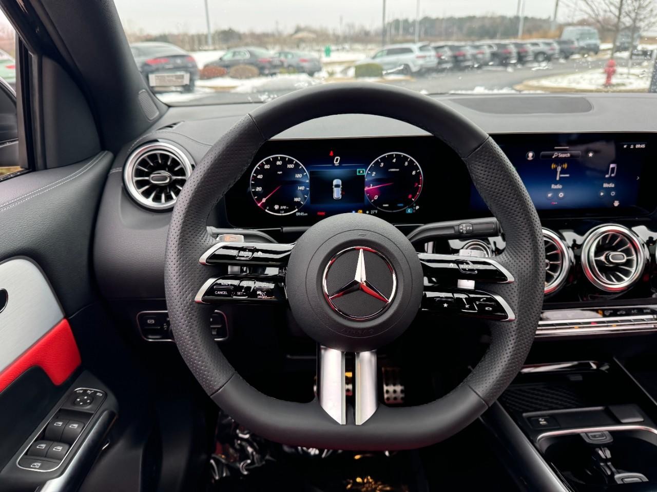 Mercedes-Benz GLA Vehicle Full-screen Gallery Image 13