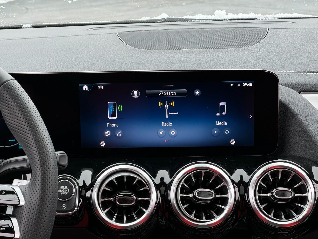 Mercedes-Benz GLA Vehicle Full-screen Gallery Image 14