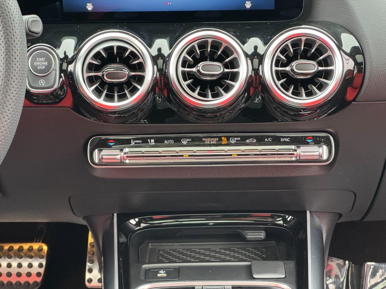 Mercedes-Benz GLA Vehicle Full-screen Gallery Image 15