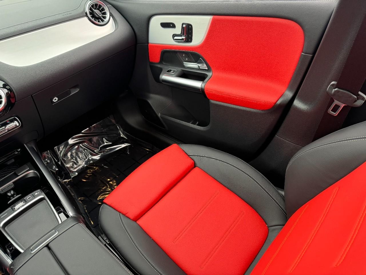 Mercedes-Benz GLA Vehicle Full-screen Gallery Image 16