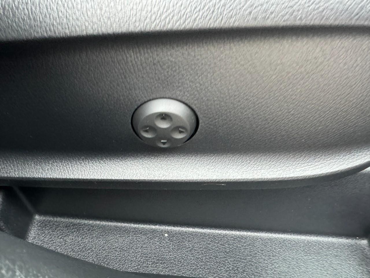 Mercedes-Benz GLA Vehicle Full-screen Gallery Image 19