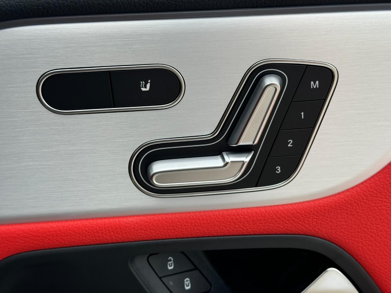 Mercedes-Benz GLA Vehicle Full-screen Gallery Image 20