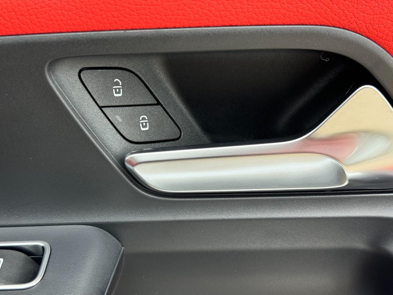 Mercedes-Benz GLA Vehicle Full-screen Gallery Image 21