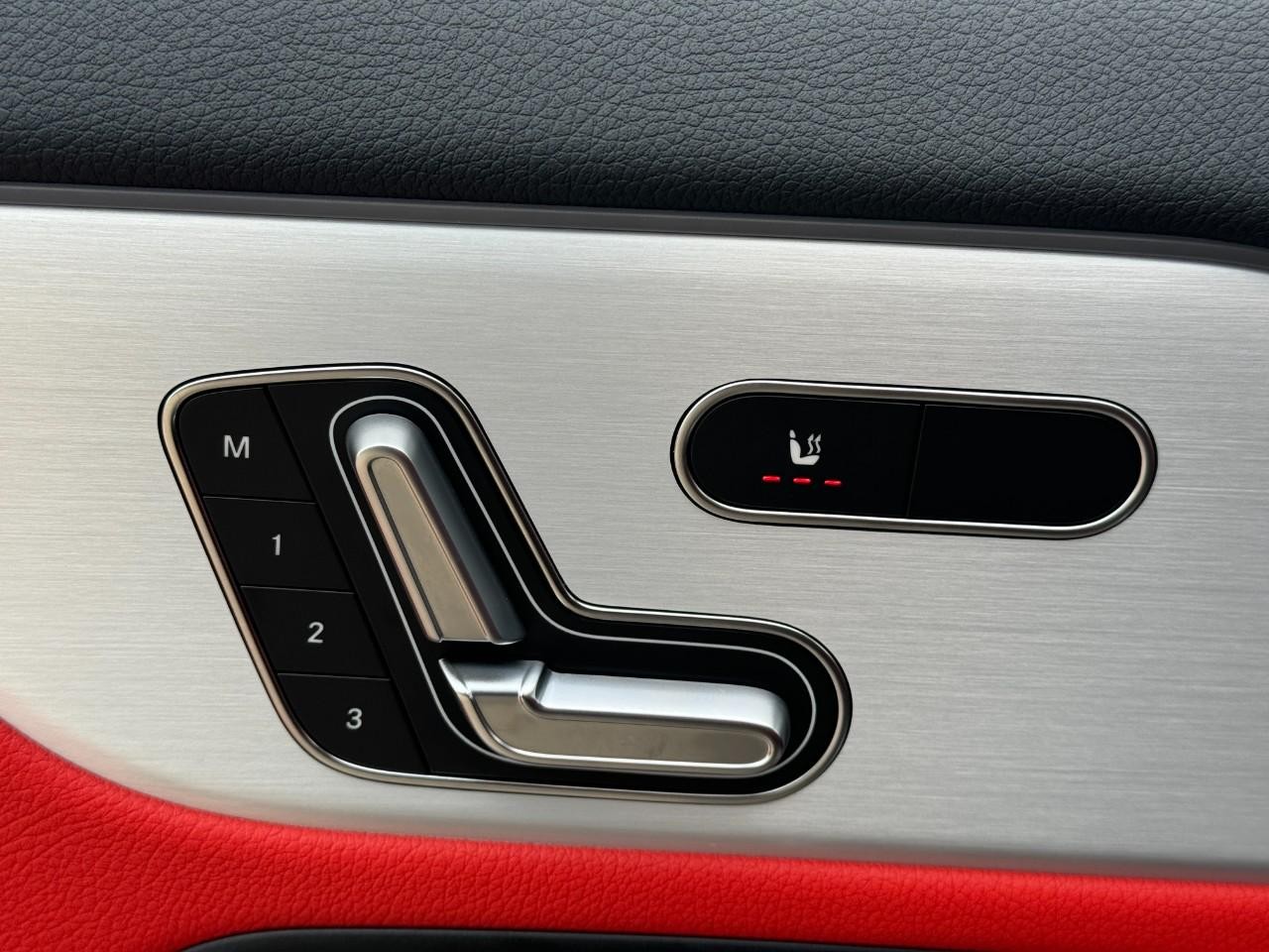 Mercedes-Benz GLA Vehicle Full-screen Gallery Image 23