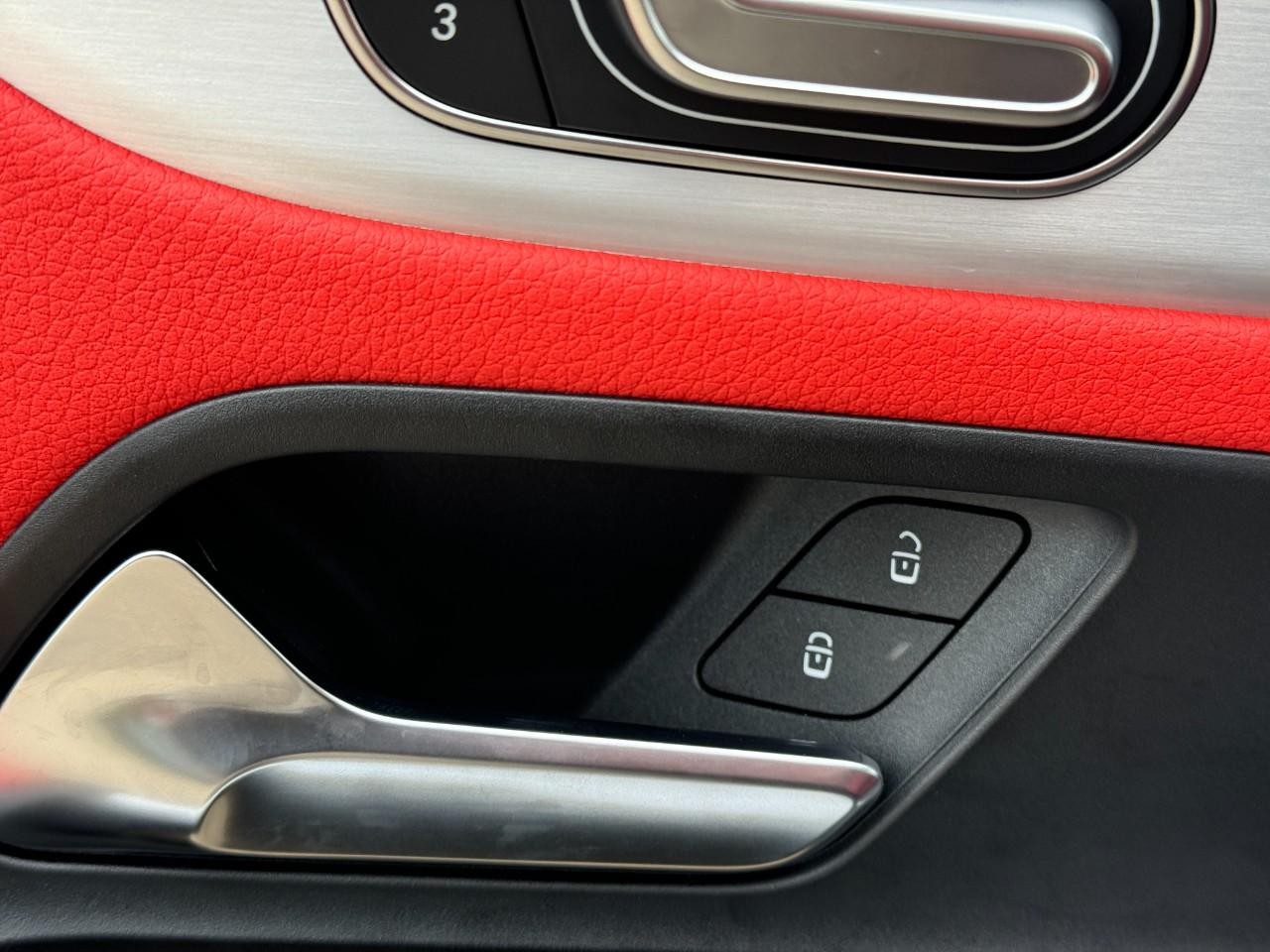 Mercedes-Benz GLA Vehicle Full-screen Gallery Image 24