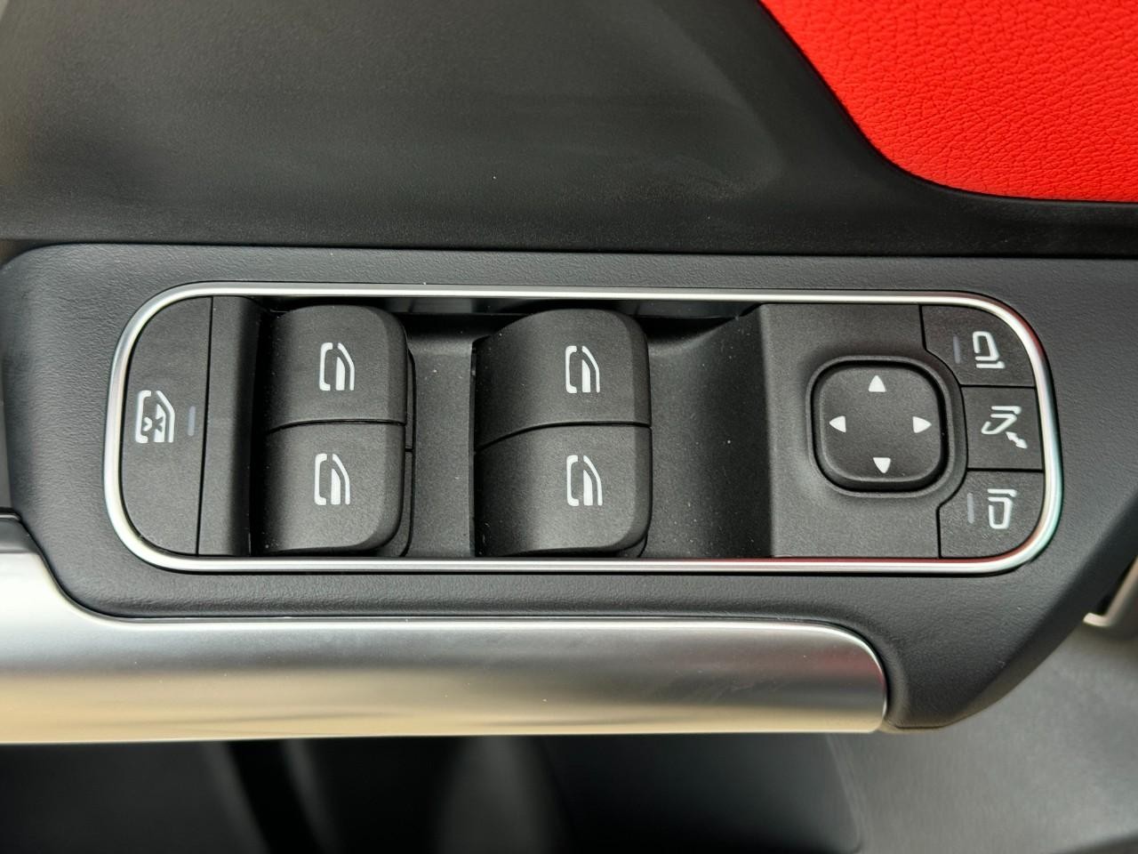 Mercedes-Benz GLA Vehicle Full-screen Gallery Image 25