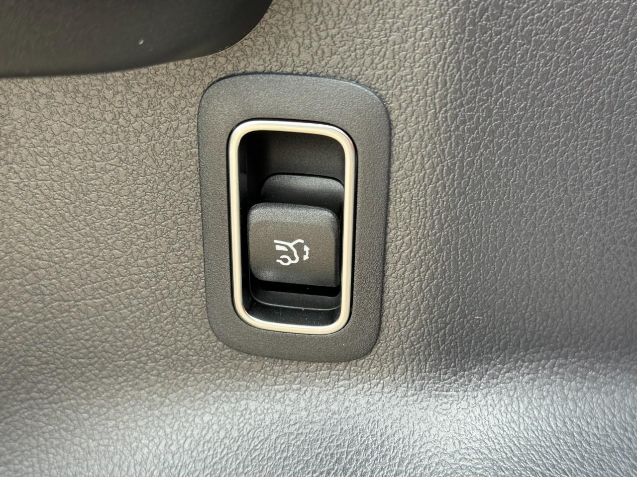 Mercedes-Benz GLA Vehicle Full-screen Gallery Image 26