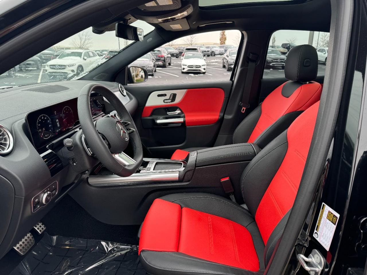 Mercedes-Benz GLA Vehicle Full-screen Gallery Image 27