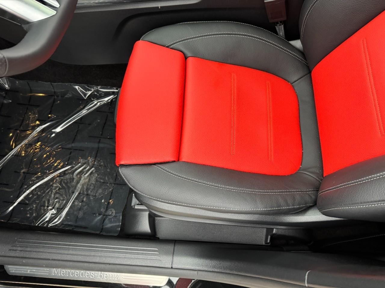 Mercedes-Benz GLA Vehicle Full-screen Gallery Image 28