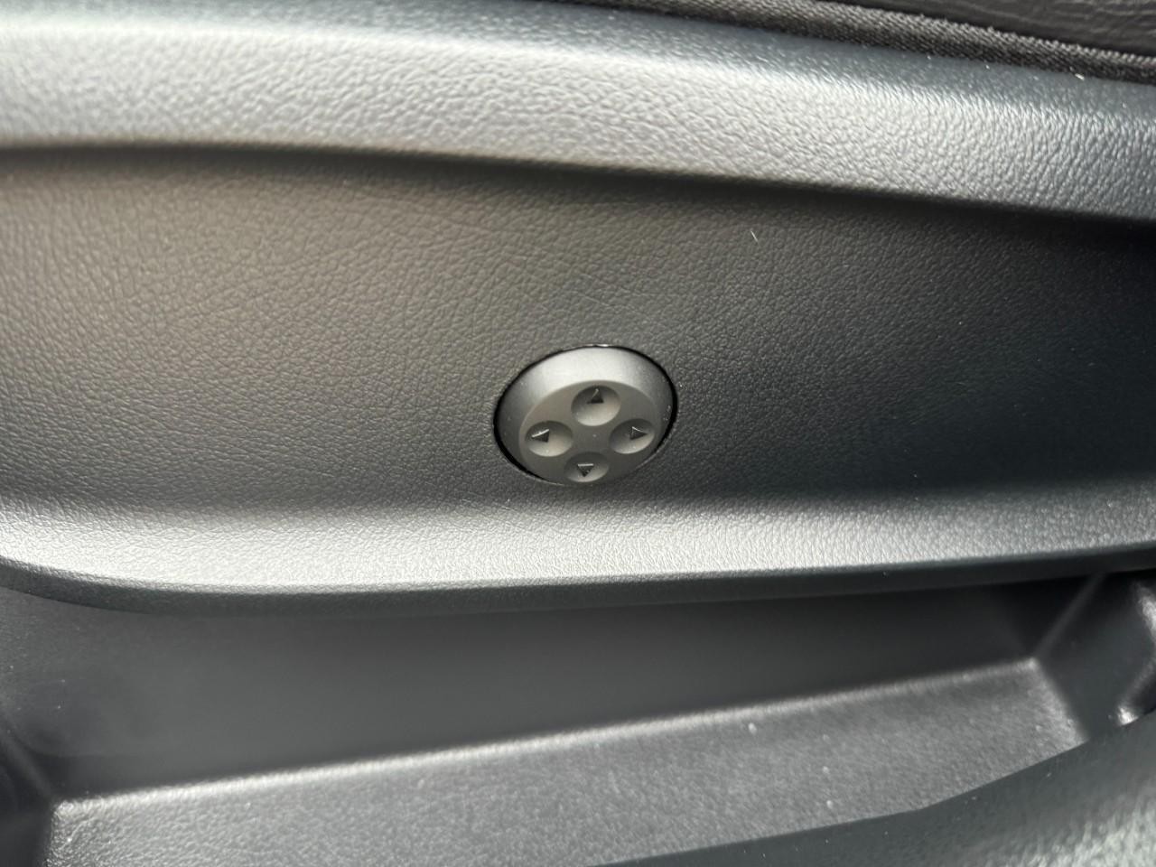 Mercedes-Benz GLA Vehicle Full-screen Gallery Image 29