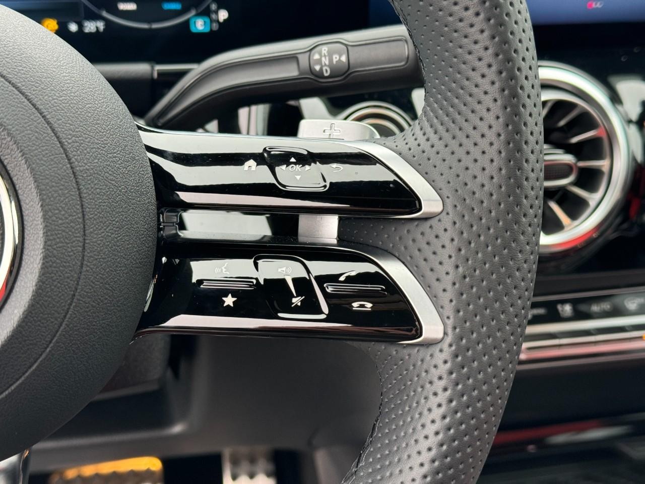 Mercedes-Benz GLA Vehicle Full-screen Gallery Image 32