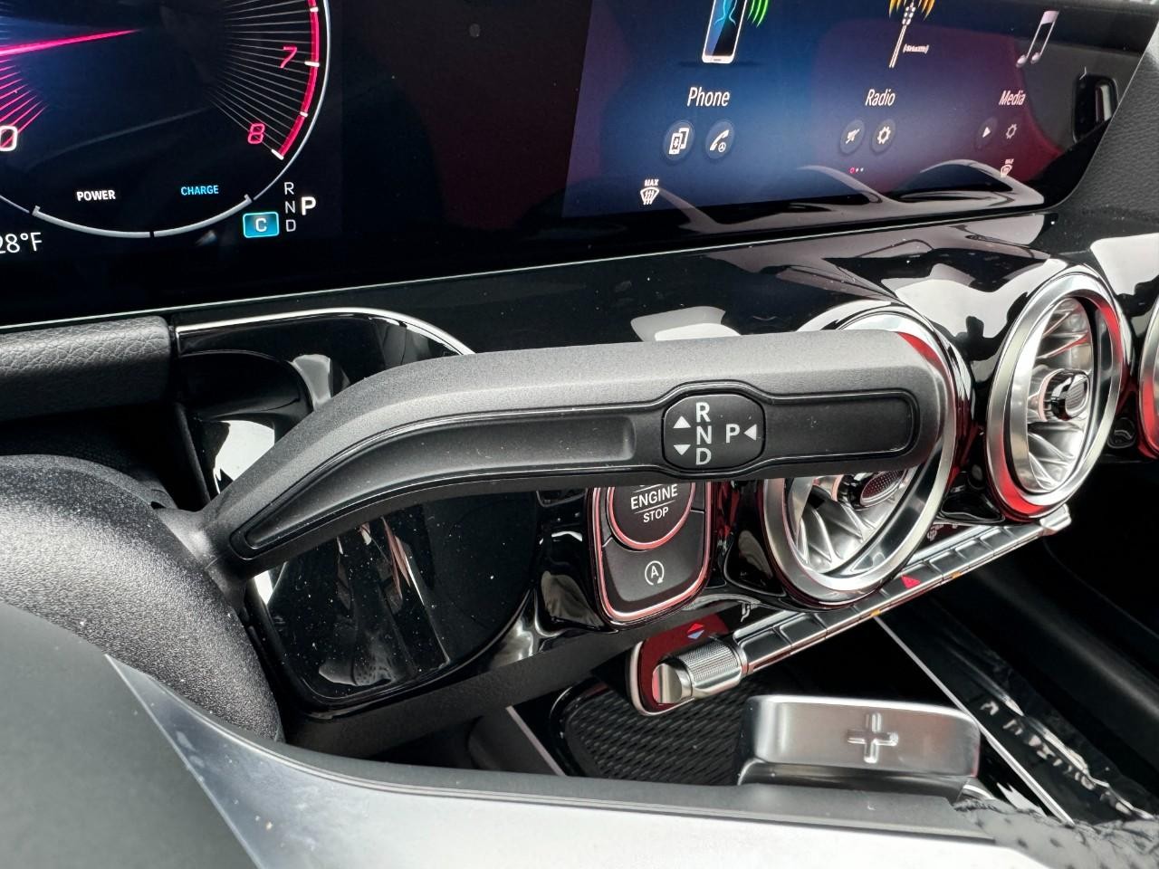 Mercedes-Benz GLA Vehicle Full-screen Gallery Image 34