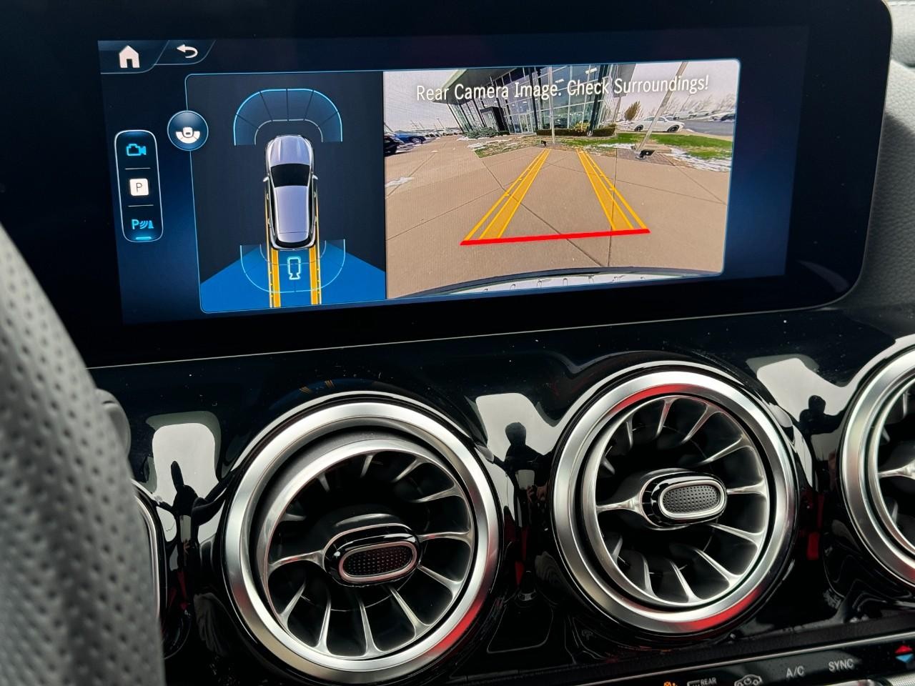 Mercedes-Benz GLA Vehicle Full-screen Gallery Image 35