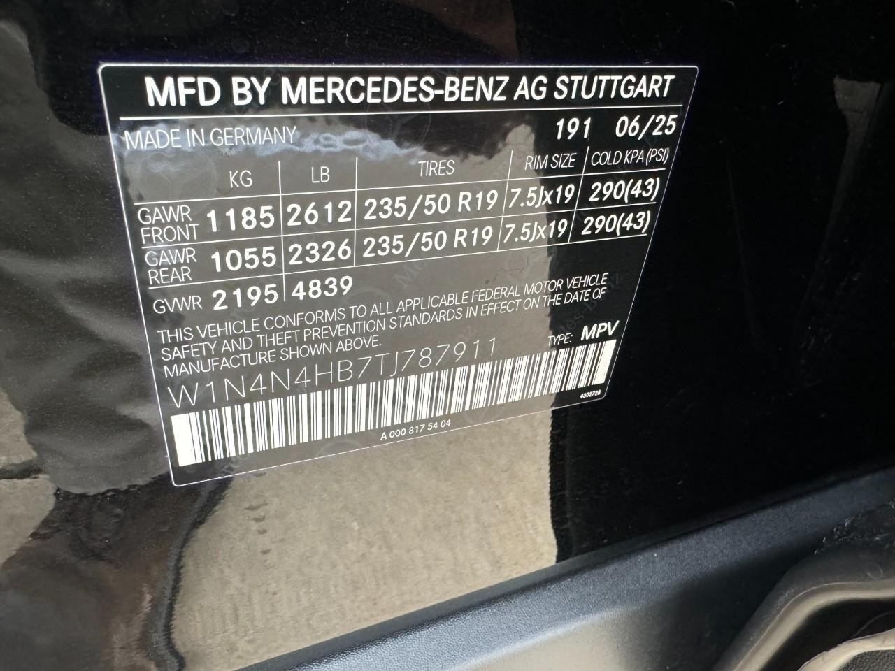 Mercedes-Benz GLA Vehicle Full-screen Gallery Image 36