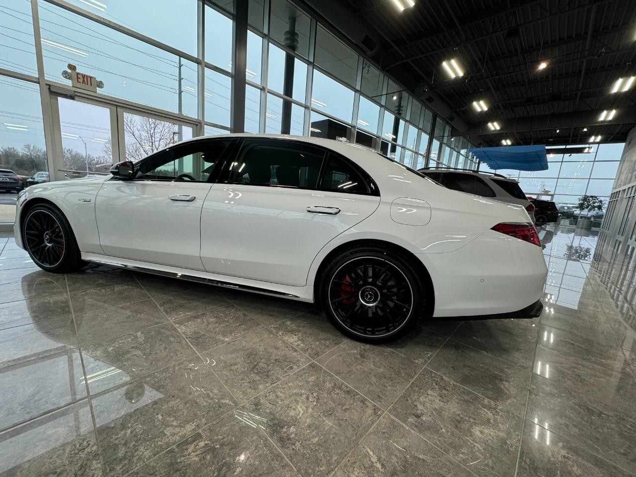 Mercedes-Benz S-Class Vehicle Full-screen Gallery Image 2