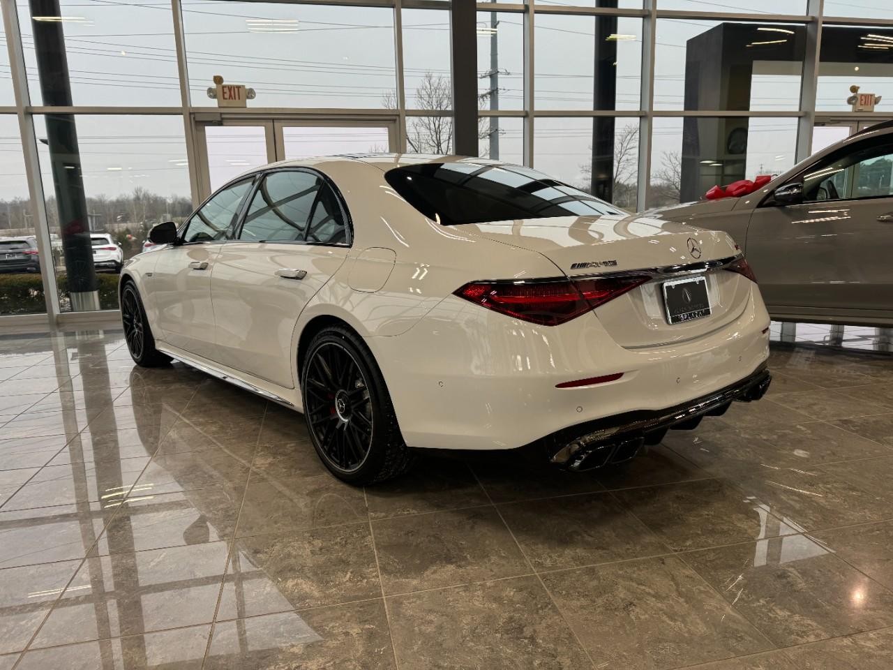 Mercedes-Benz S-Class Vehicle Full-screen Gallery Image 3