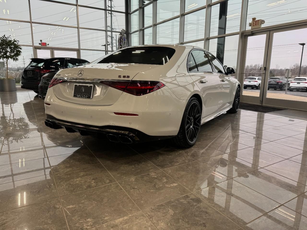 Mercedes-Benz S-Class Vehicle Full-screen Gallery Image 4