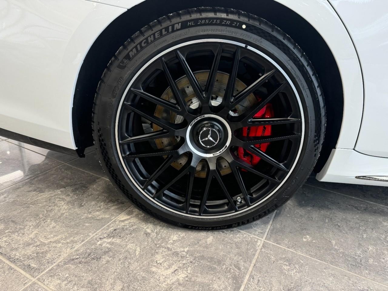 Mercedes-Benz S-Class Vehicle Full-screen Gallery Image 5