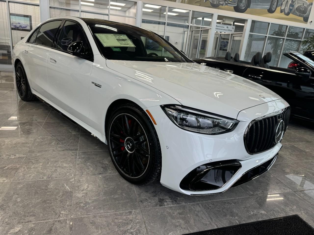 Mercedes-Benz S-Class Vehicle Full-screen Gallery Image 6