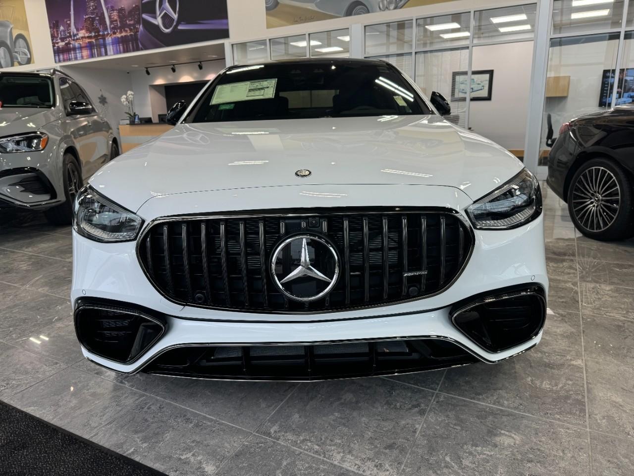 Mercedes-Benz S-Class Vehicle Full-screen Gallery Image 7