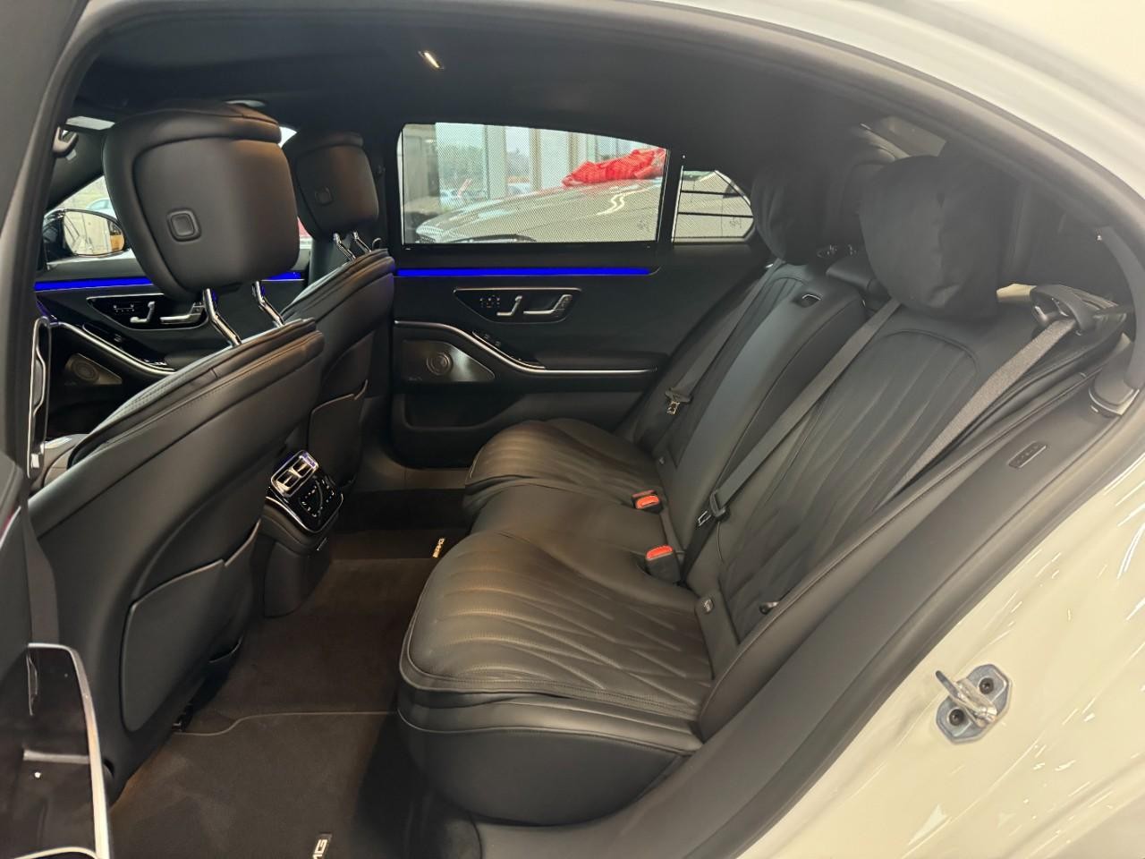 Mercedes-Benz S-Class Vehicle Full-screen Gallery Image 8