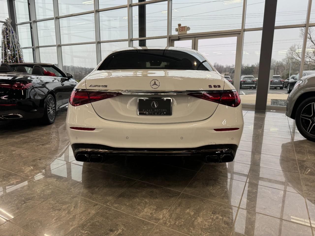 Mercedes-Benz S-Class Vehicle Full-screen Gallery Image 9