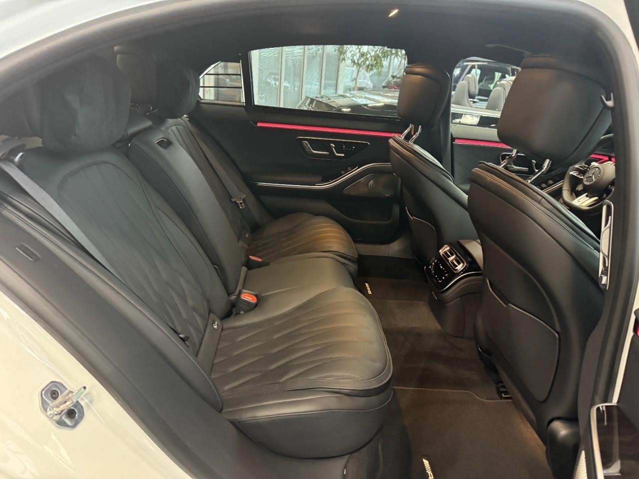 Mercedes-Benz S-Class Vehicle Full-screen Gallery Image 10