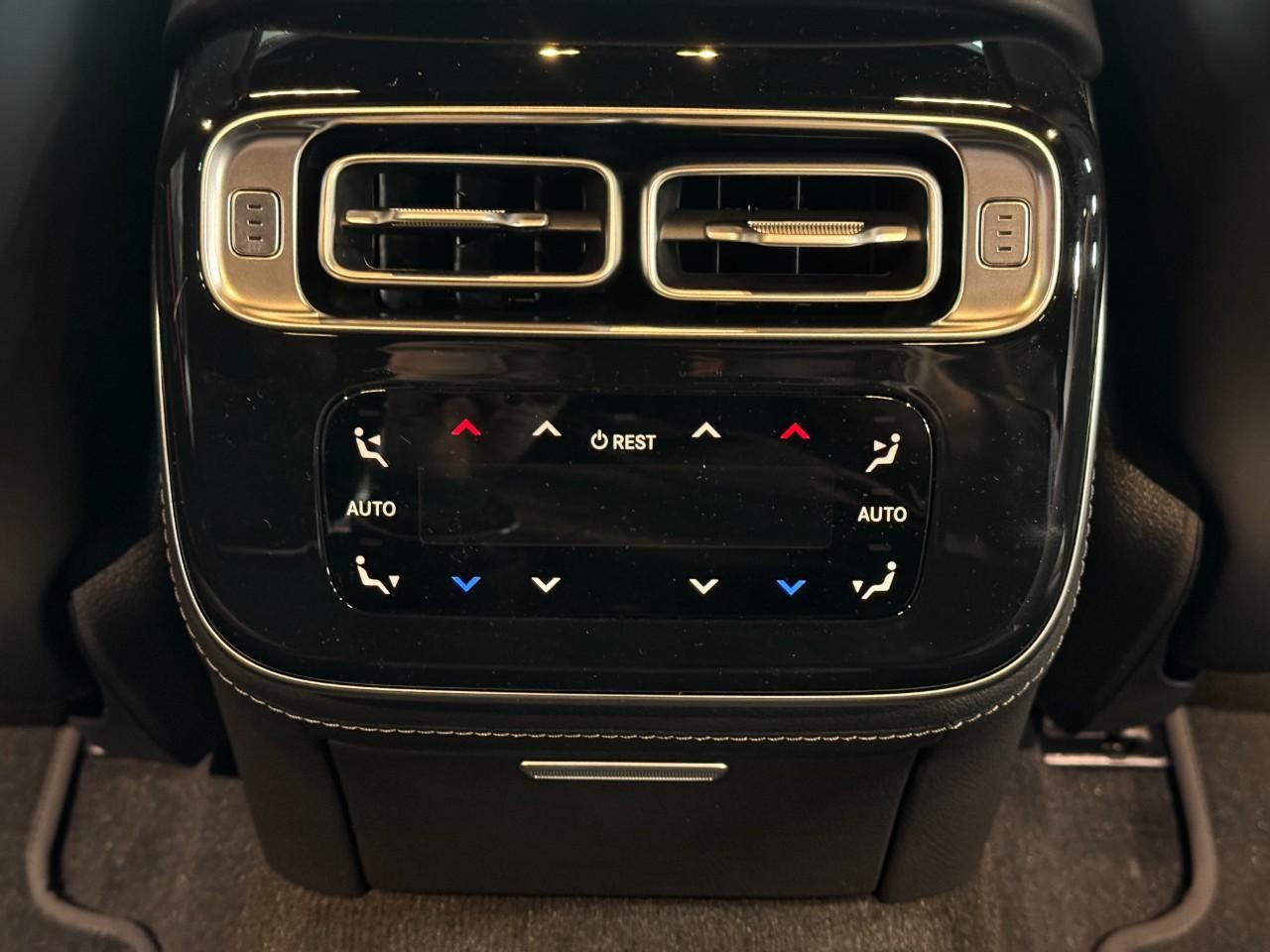 Mercedes-Benz S-Class Vehicle Full-screen Gallery Image 11