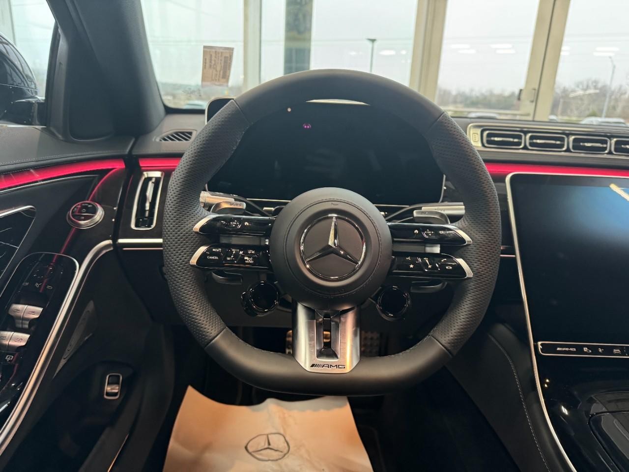 Mercedes-Benz S-Class Vehicle Full-screen Gallery Image 13