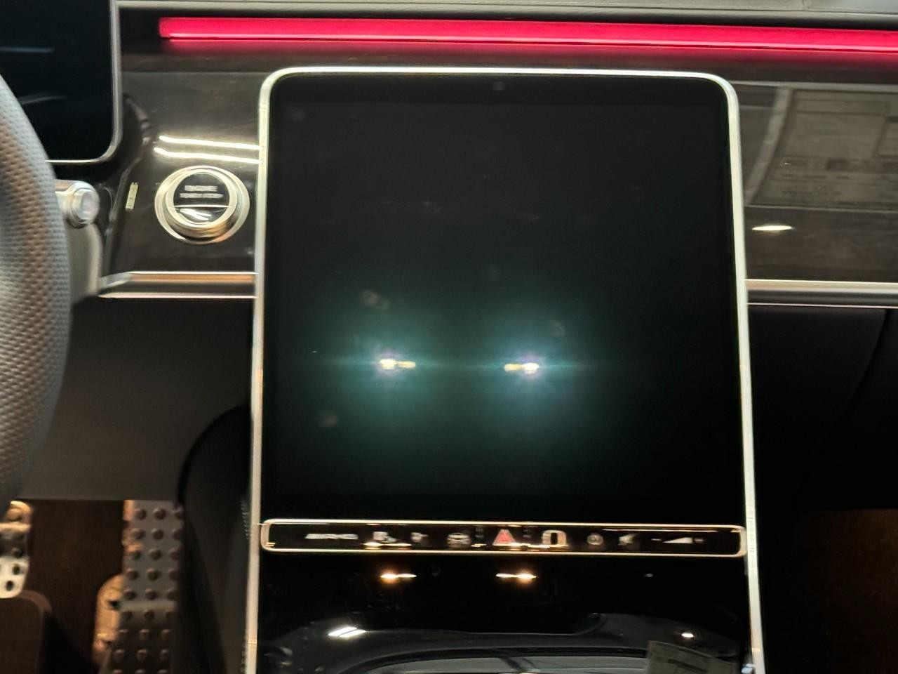 Mercedes-Benz S-Class Vehicle Full-screen Gallery Image 14