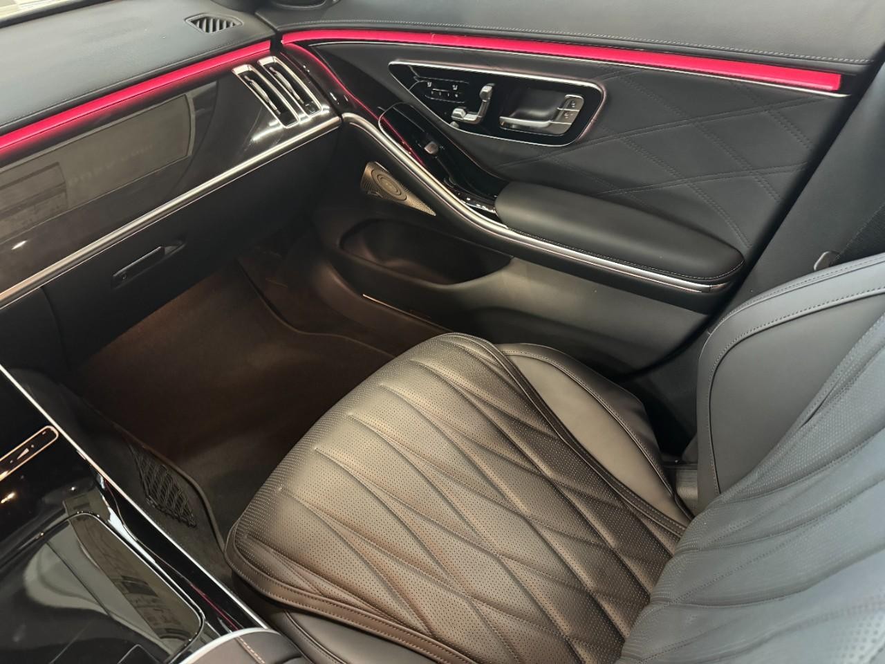 Mercedes-Benz S-Class Vehicle Full-screen Gallery Image 15