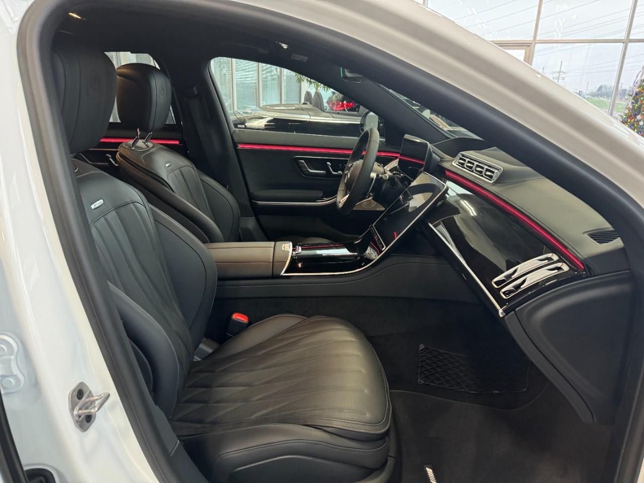 Mercedes-Benz S-Class Vehicle Full-screen Gallery Image 16