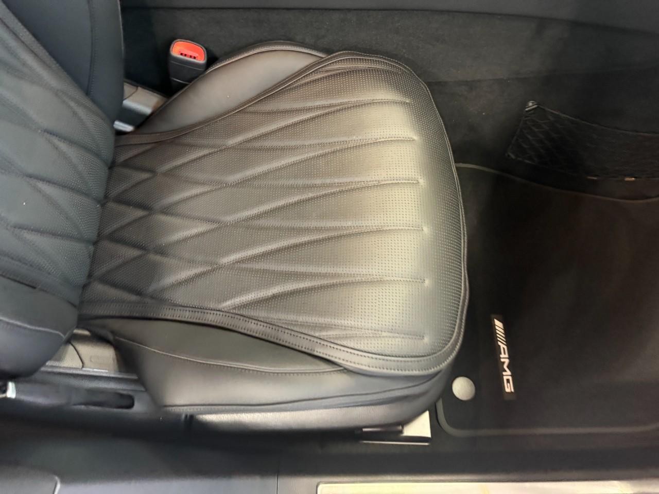 Mercedes-Benz S-Class Vehicle Full-screen Gallery Image 17