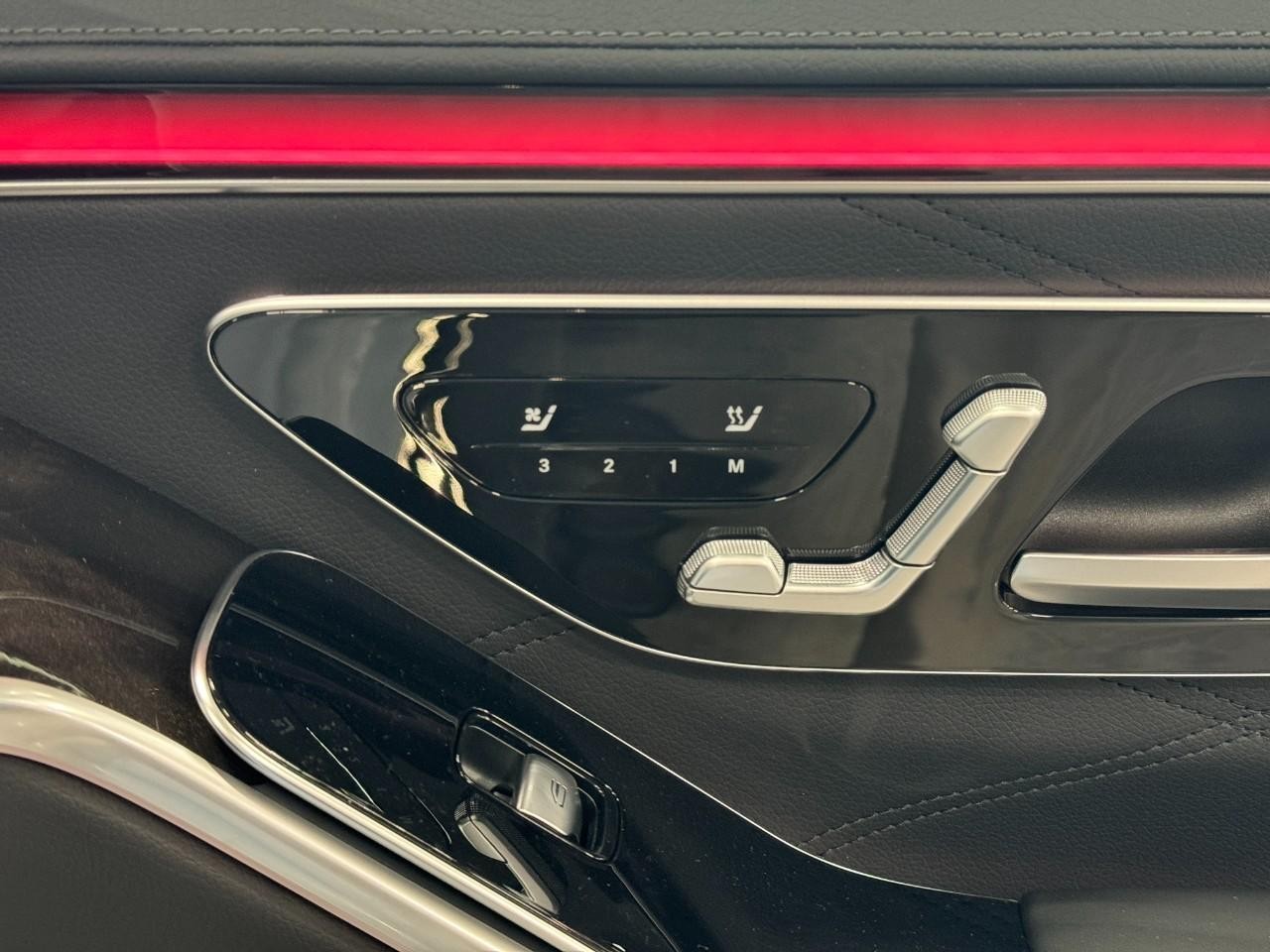 Mercedes-Benz S-Class Vehicle Full-screen Gallery Image 18