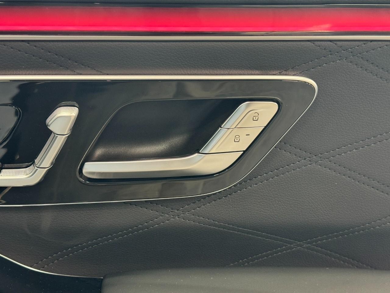 Mercedes-Benz S-Class Vehicle Full-screen Gallery Image 19