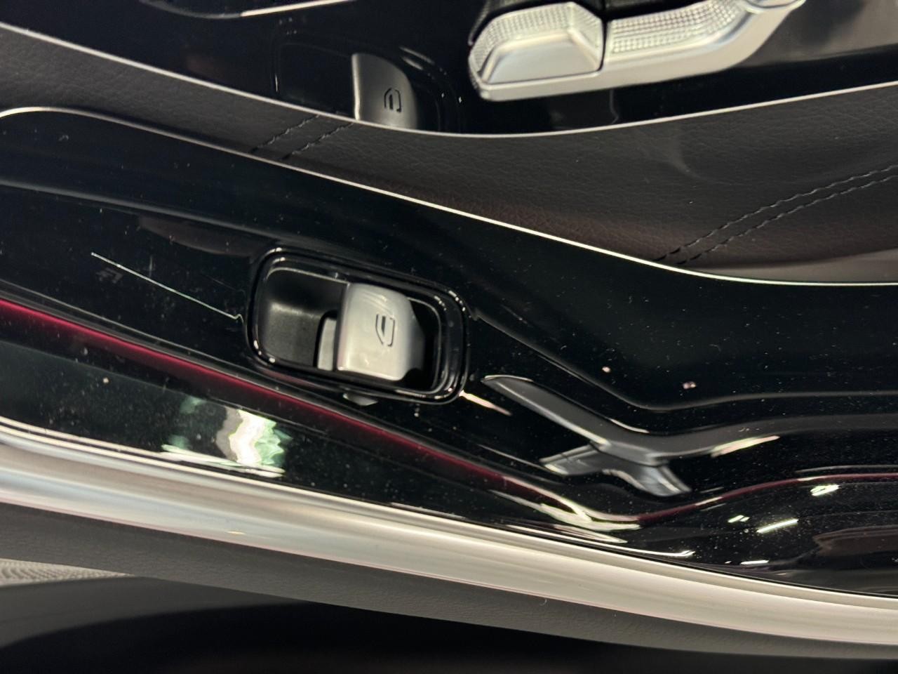 Mercedes-Benz S-Class Vehicle Full-screen Gallery Image 20