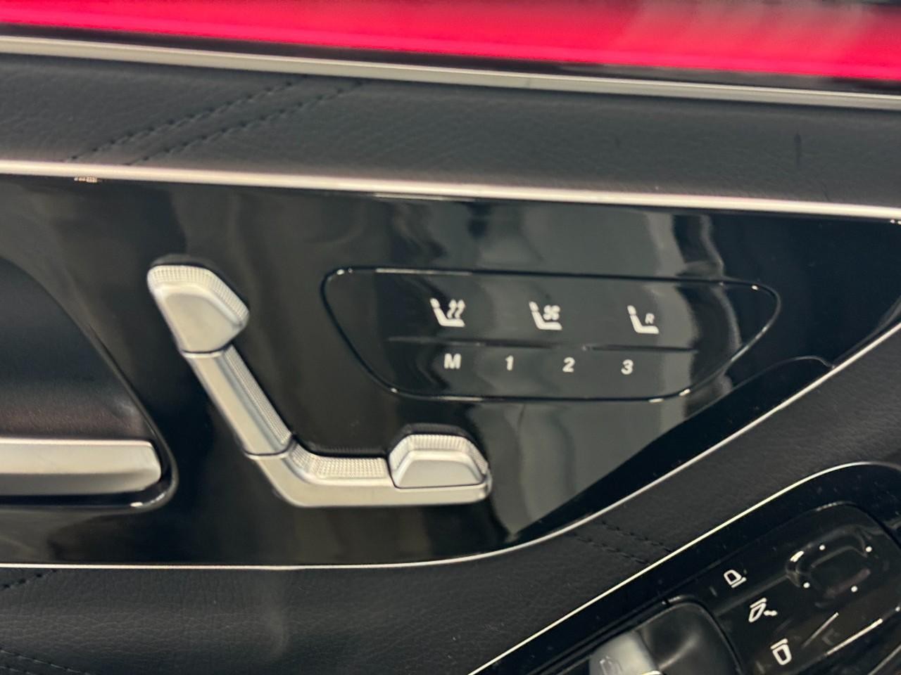 Mercedes-Benz S-Class Vehicle Full-screen Gallery Image 21