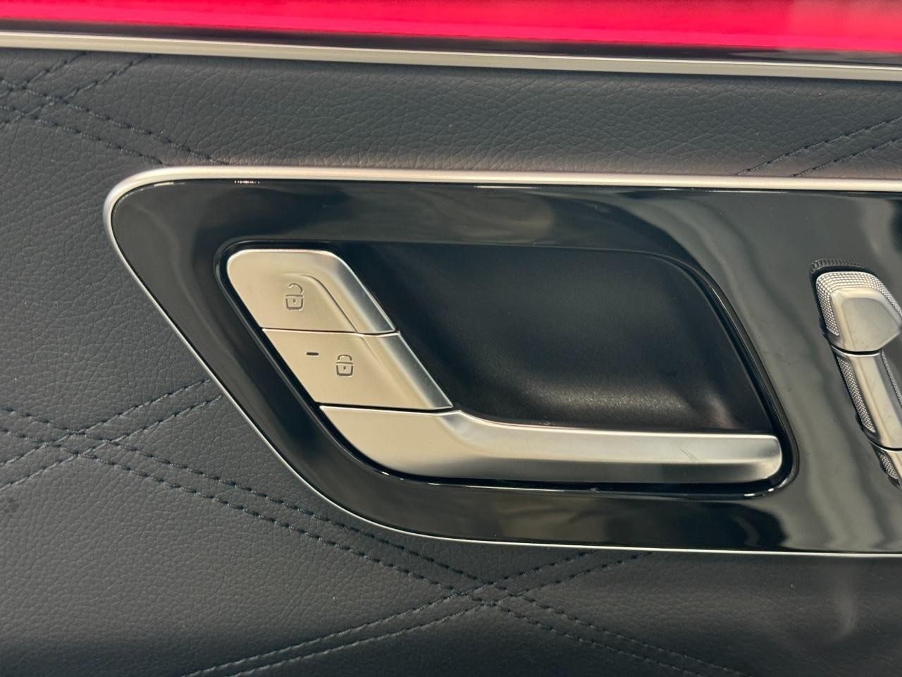 Mercedes-Benz S-Class Vehicle Full-screen Gallery Image 22