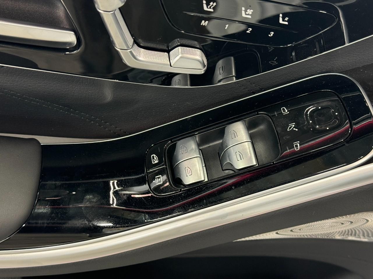 Mercedes-Benz S-Class Vehicle Full-screen Gallery Image 23