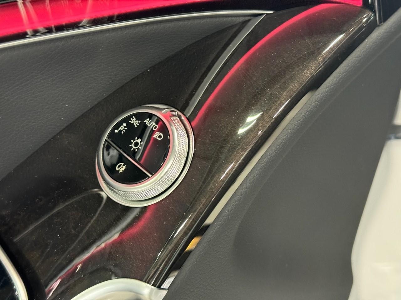 Mercedes-Benz S-Class Vehicle Full-screen Gallery Image 24