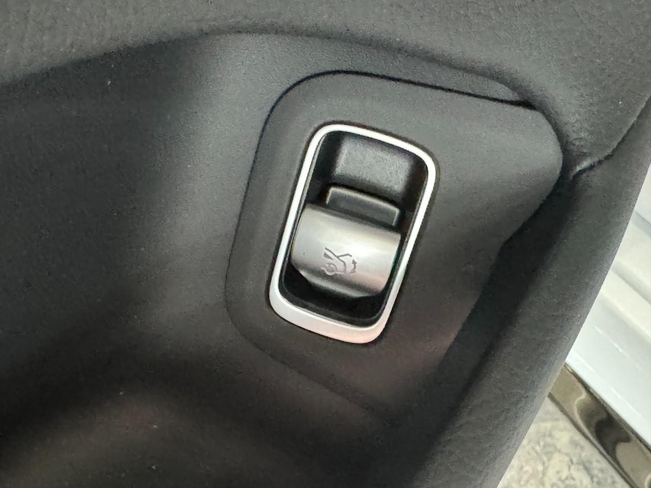 Mercedes-Benz S-Class Vehicle Full-screen Gallery Image 26