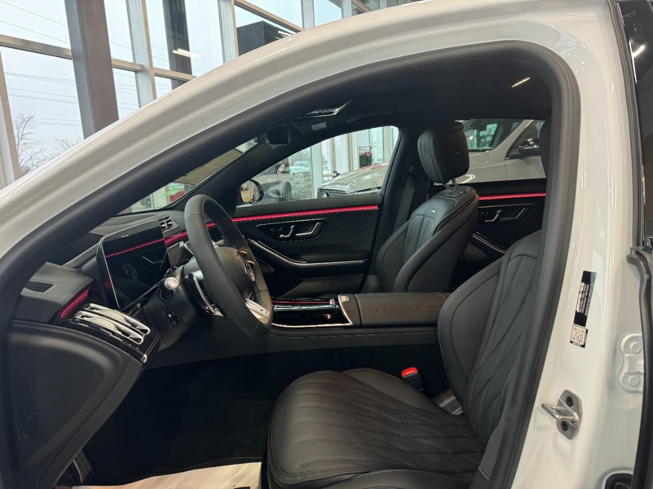 Mercedes-Benz S-Class Vehicle Full-screen Gallery Image 27