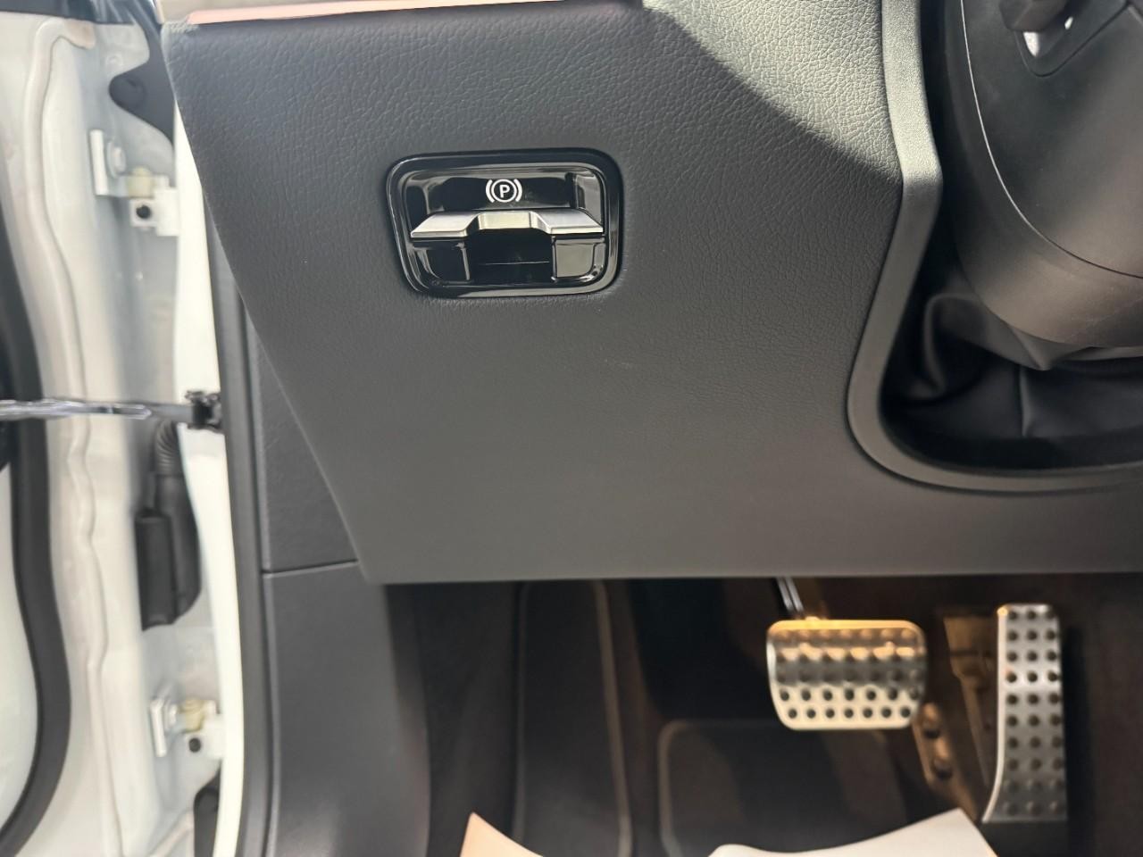 Mercedes-Benz S-Class Vehicle Full-screen Gallery Image 29