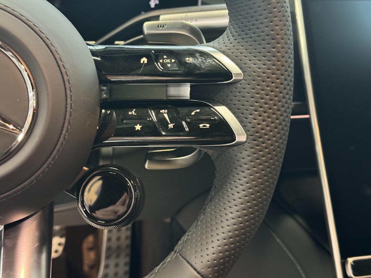 Mercedes-Benz S-Class Vehicle Full-screen Gallery Image 31