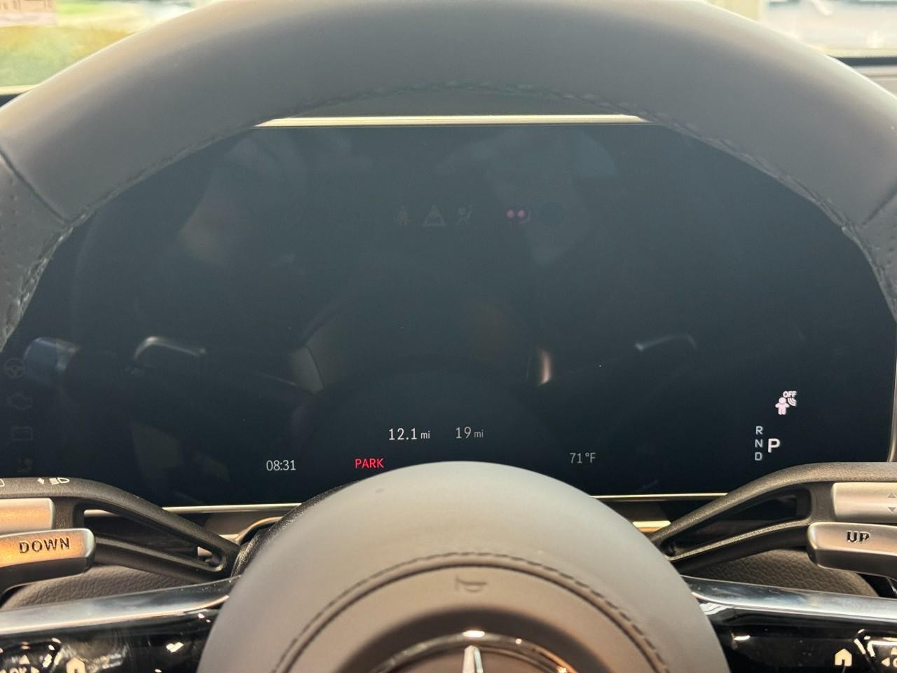 Mercedes-Benz S-Class Vehicle Full-screen Gallery Image 32