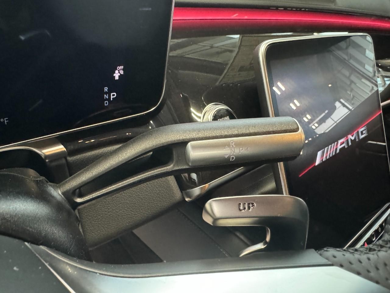 Mercedes-Benz S-Class Vehicle Full-screen Gallery Image 33