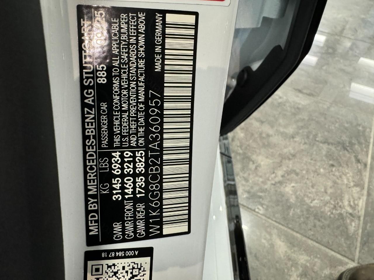 Mercedes-Benz S-Class Vehicle Full-screen Gallery Image 34